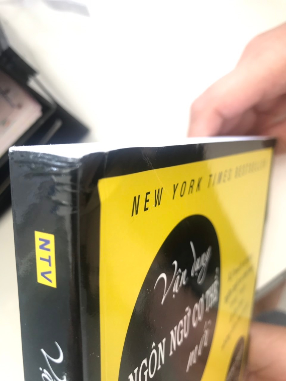 Sách bị dơ và cong nhăn ở các góc sách. MÌnh cảm thấy không hài lòng về sau sẽ không bao giờ mua ở bên này. Đề nghị bên shop bọc sách cẩn thận hơn.