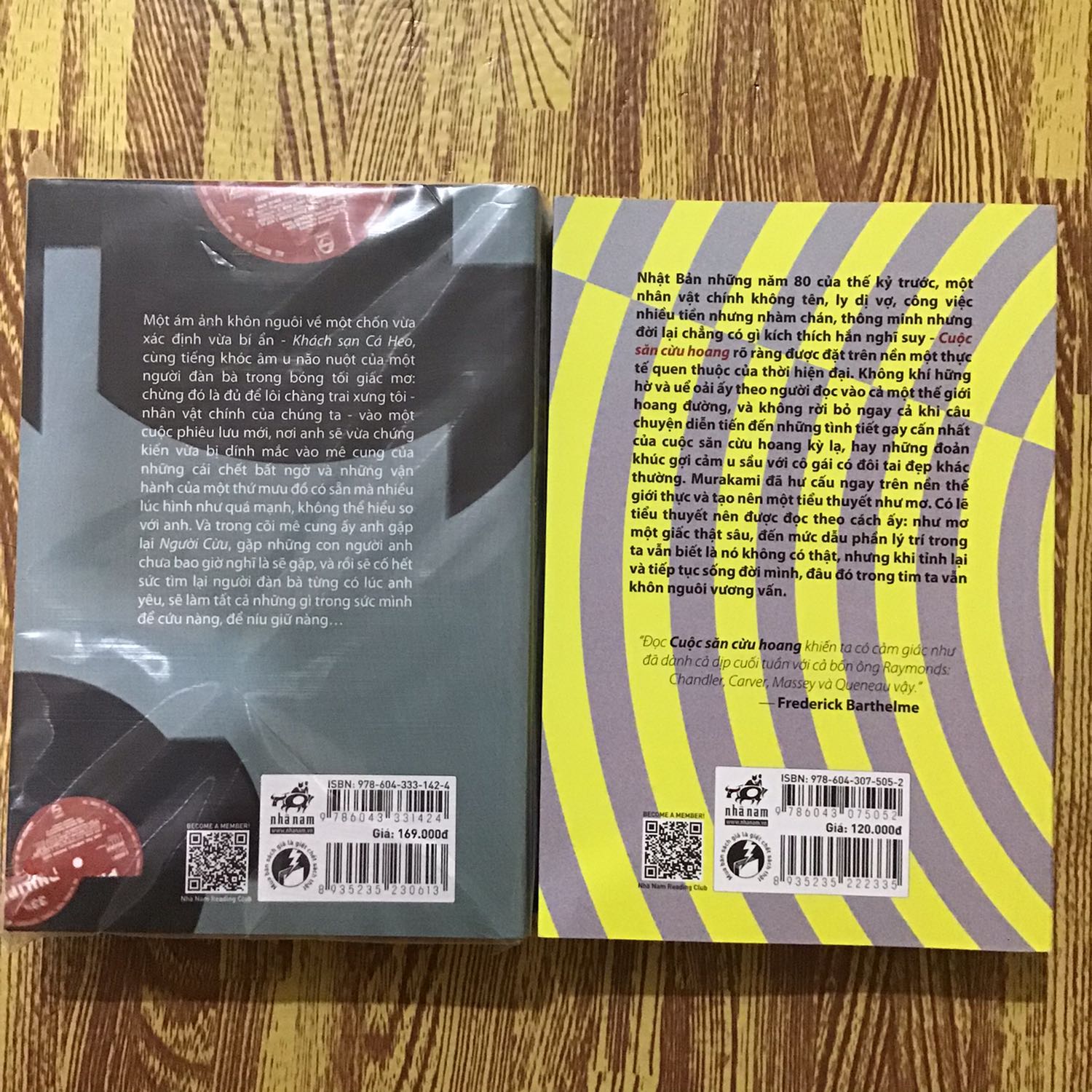 Ôiiiiii...giao hàng ngày mưa,nhất là sách thì lo ghê gớm,chẳng may ướt lại mất công đổi trả. Nay gặp đúng mấy ngày miền bắc mưa to,các đơn vị vch dù cũng cẩn thận che chắn thùng hàng nhưng k thể tránh hết mưa thấm vào đc,lúc nhận hàng cái hộp của mình mềm oặt lo quá,may ở ra bên trong chưa thấm ướt,q cuốn đc túi bọc k lo,cuốn còn lại cảm giác hơi ẩm thôi,để ngoài hoặc sấy nhẹ tí là khô. Sách mới,mua hôm Nhã Nam sale kèm mã giảm nên khá ưng ý