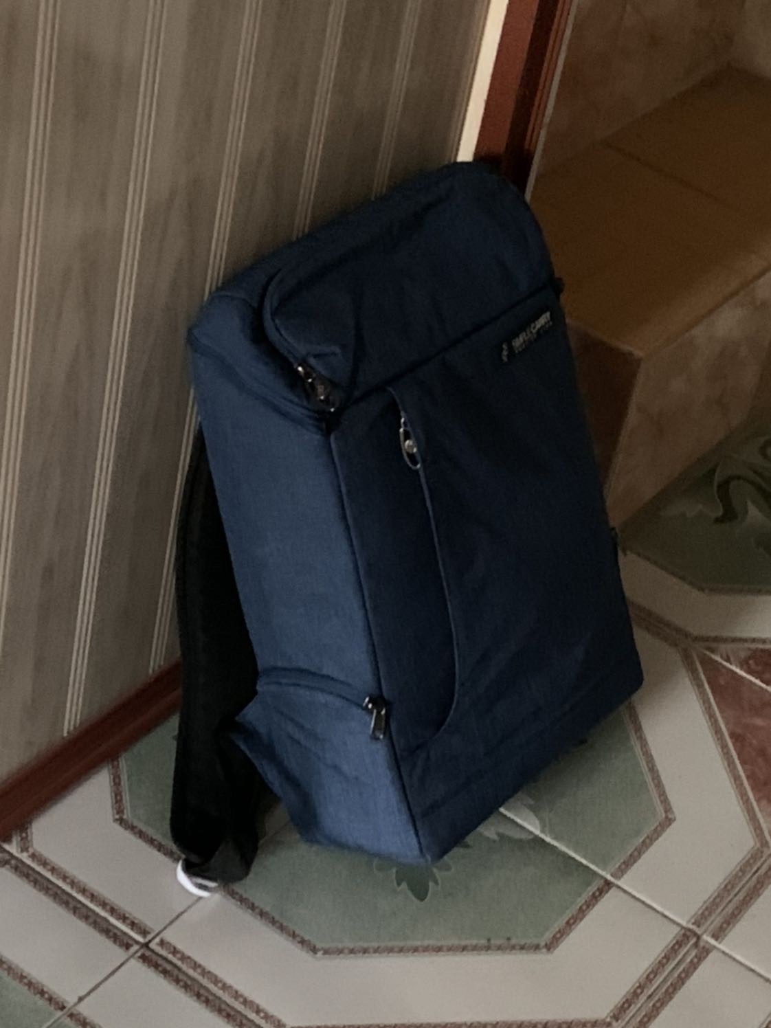 Ai mua thì nên nhớ: sản phẩm ko đứng và form vuông như quảng cáo nhé. Nếu muốn vuong lên mua mút xốp nhét vào 2 bên. Đáy ba lô có vẻ sẽ ko đc bền. Cho 2 điểm vì ba lô hoàn toàn ko dựng được theo form