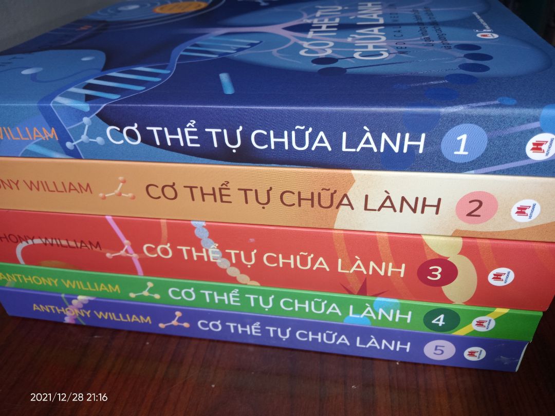 Mình đã nhận được sách rồi ạ.

Trước tiên, mình xin cảm ơn người đóng gói, tuy sách mình không được gói trong bọc chống sốc, nhưng sách được bọc lớp ni lông chống bám bụi ạ. Và thêm điều hay nữa là lúc mình nhận thì hộp sách vẫn mới đẹp ạ. Thật tuyệt vời 🥰✌️

Tiếp nữa, mình xin cảm ơn và xin lỗi chị giao hàng, khi lần 1 mình bận quá không để ý điện thoại, làm lỡ chuyến đi của chị. Tiki now ship cực kỳ nhanh luôn ạ, mình mới đặt sách lúc chiều, mà trong ngay chiều hôm đó họ đã giao đến rồi. Quá tuyệt vời, thích quá đi ♥️♥️♥️

Về sách, thì mình chưa đọc, do mình mới nhận được mà thích quá, nên muốn đánh giá 5* luôn ạ. Bộ này hay lắm nha, mọi người ơi ❤️✌️

Điều cuối, mình xin chân thành cảm ơn bạn khi đã đọc bình luận của mình ạ. Chúc bạn yêu cùng gia đình, mn luôn hoan hỷ, sức khoẻ tràn đầy, công việc luôn thuận lợi trong cuộc sống tràn đầy điều vui, thú vị này ✨🥰❤️

---Hà Nội, ngày 28 tháng 12 năm 2021---

Mọi người ơi, năm mới 2022 đến rồi, chúc bạn những điều tốt lành nhất sẽ luôn bên bạn. Cảm ơn các bạn của tôi. Mãi yêu và luôn bên bạn 🤗💐🌈

🌷 Thân mến, kính chào bạn 🌷