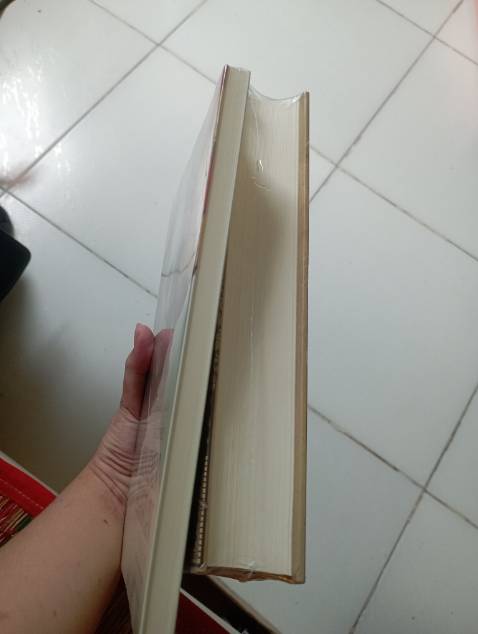 Cũng 2 năm rồi mình mới lên tiki mua sách lại, có vẻ sau một tràn phàn nàn suốt mấy năm liền thì tiki đã cố gắng cải thiện khâu đóng gói rồi. Lần này mình đặt 2 cuốn được bọc nhiều lớp ni *** chống sốc bong bóng á mn. Sách nhận được nguyên vẹn mới tinh còn nguyên seal. 
Mình săn được 2 cuốn lúc giảm cở 30-40%. Mà lúc đặt mình tưởng cuốn Franklin cũng dày dày ai nhè cũng vừa vừa vậy. 
Về nội dung các bạn nên tìm bài viết review chi tiết trên các hội nhóm sẽ hay hơn á.