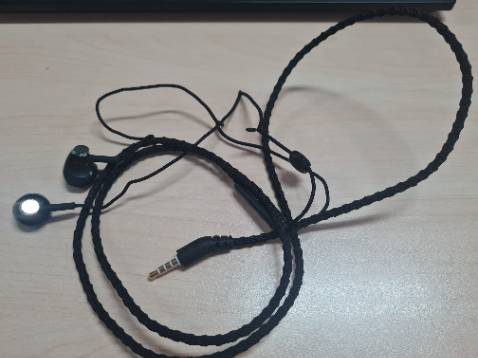 Chất lượng âm thanh chấp nhận được so với mức giá. Tuy nhiên, có một điểm trừ là phần dây bọc vải không duỗi thẳng được. Sau một thời gian ngắn sử dụng, phần dây nhựa bên trong sẽ bị lòi ra làm mất thẩm mỹ.