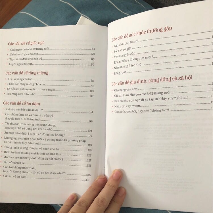 Sau khi đọc xong cuốn “Chào con! Ba mẹ đã sẵn sàng” thì mình tiếp tục mua cuốn này để đủ bộ kiến thức cơ bản khi chăm sóc em bé. Bộ sách 2 cuốn của bác sĩ Huyên Thảo đúc kết vừa đủ kiến thức hữu ích dành cho các ba mẹ lần đầu có con, 1 cuốn dành cho giai đoạn 0-6 tháng tuổi, cuốn này dành cho 6 - 12 tháng tuổi, giải đáp gần như các vấn đề thường gặp cũng như các quan niệm dân gian về chăm sóc mẹ và bé từ ông bà xưa có thật sự đúng khoa học hay không… Đặc biệt vì tác giả là người Việt nên thông tin truyền tải trong sách rất dễ tiếp cận và quen thuộc, rất sát thực tiễn.