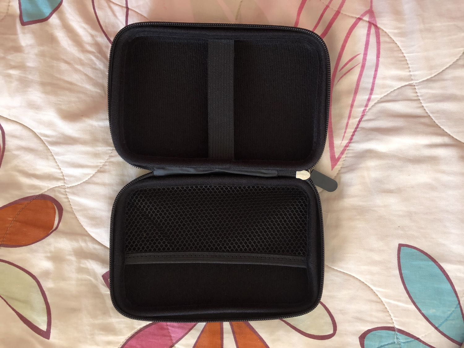 - Mình mua lúc giảm giá còn 41k
- Tiki giao hàng nhanh. Mình đặt hàng từ 29/5, tới sáng 31/5 đã nhận được hàng. Hàng được đóng gói chắc chắn, cẩn thận. 
- Chất lượng sản phẩm: 
   + Có tem bảo hành. Có nhà sản xuất cụ thể.
   + Túi có khả năng chống nước tốt.
   + Túi to, đựng được nhiều đồ, túi này lớn hơn túi bảo vệ của Orico loại PHL-25 . Mình để vừa cả sạc dự phòng Xiaomi Gen 2S luôn nhé. 
   + Bên ngoài cứng cáp. Bên trong có lớp nhung mỏng vừa đủ, khả năng chống sốc không cao nhưng lớp nhung này hỗ trợ tránh trầy xước đồ dùng bên trong.
=>>> Hoàn toàn hài lòng về chất lượng và sản phẩm Tiki đem lại. Cảm ơn Tiki. ❤️