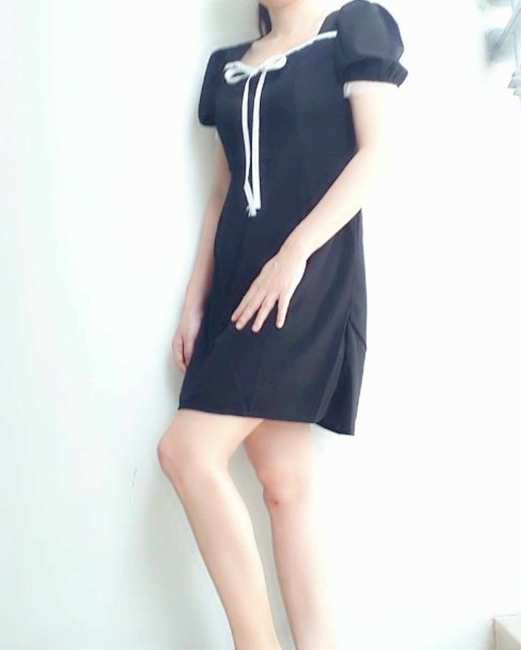 Vải rất nặng chắc tay luôn, mà lại co giãn nữa nên khi sờ vào là mình ưng ý liền, vải đẹp không nhăn không xù lông nhé. Áo phom suông nên bụng béo như mình mặt che được khuyết điểm. Kiểu dáng dễ thương đơn giản, mặc đi làm lịch sự và phù hợp. Giao hàng rất nhanh và được kiểm tra hàng nên ưng ý tuyệt đối.