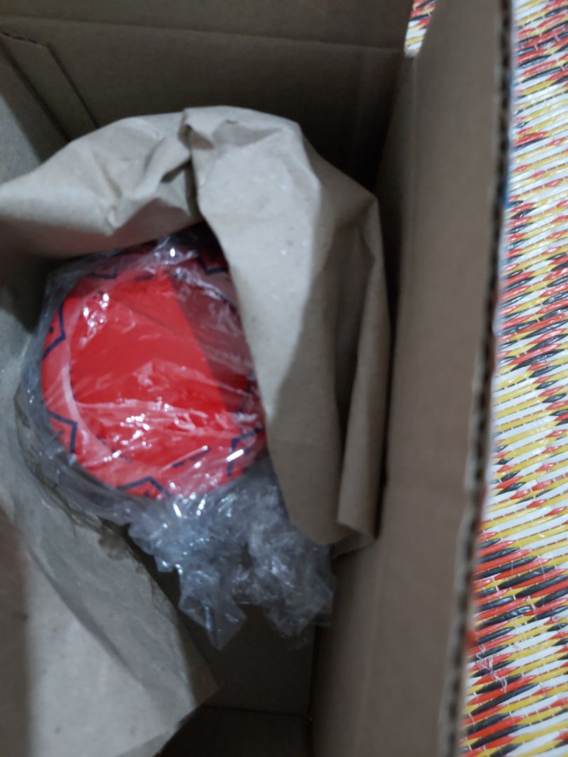 trời mưa mà shipper vẫn vui vẻ nhiệt tình, Tiki giao hàng rất nhanh đóng gói cẩn thận khi mua mình chỉ lo chải thủy tinh bị vỡ nhưng k sao cả sẽ ủng độ tiếp