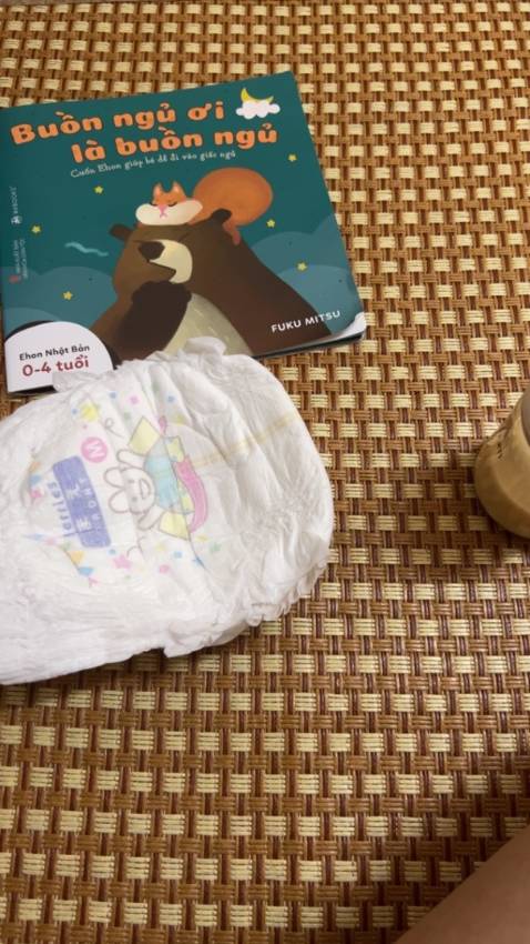 Sản phẩm đúng như mô tả, shop đóng gói đầy đủ, cẩn thận, giá sale tốt. Màu sắc sạch sẽ, sợi mây đan chéo, dễ vệ sinh, đặc biệt không có mùi. nằm phòng điều hòa khá mát chứ không bị lạnh lưng như chiếu trúc - gấp gọn khá dẻo, mềm, không bị gẫy như nhiều chiếu cói khác! nói chung với tầm giá này thì ok!