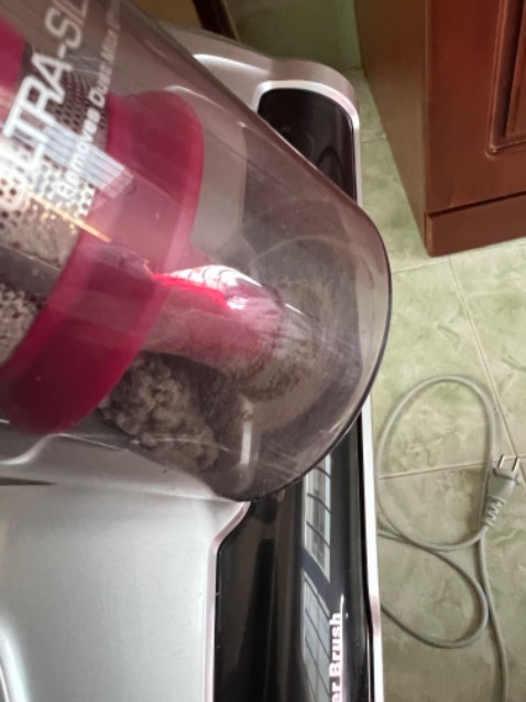 Máy đẹp nhưng kêu khá to khi hút, chỉ hút được bụi mịn, chưa thấy hút được tóc và các loại khác, do hút mạnh nên máy sẽ xoắn drap giường bằng vati lụa. Máy nóng khi hút 1 drap giường 1m6x2m.mọi nguòi có thể xem video để tham khảo tiếng ồn.