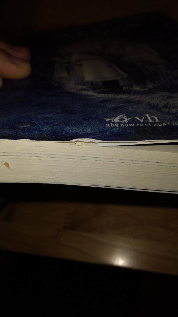 chưa bàn về nội dung sách nhưng sao shop gói hàng sơ sài vậy ạ :(? gì mà mới mua hàng về khui ra cái bị móp ngang luôn:( em giữ sách cẩn thận nên nhìn nó bị thế xót lắm ạ:( 
mong shop lần sau cẩn thận hơn, còn về cơ bản thì hài lòng về dịch vụ lắm ạ. Cảm ơn shop nhìu nhìu 😚