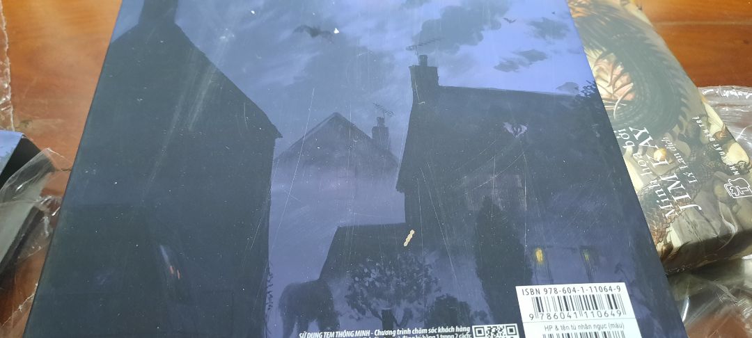 Mình vừa nhận hàng ngày hôm nay, khi mở bao bì thì thấy hộp ngoài đã có dấu hiệu bị móp góc và bọc cán ngoài hộp đã có dấu hiệu bị tróc ra. Cuốn sách bên trong nằm ngược so với hộp, lúc kéo ra thì thấy bìa nhám bụi và mặt bìa sau có vết xước. Mình mua hai cuốn (tập 3 và 4 bản minh họa màu), cả hai đều có vấn đề, mong Tiki xem xét đổi hàng cho mình.