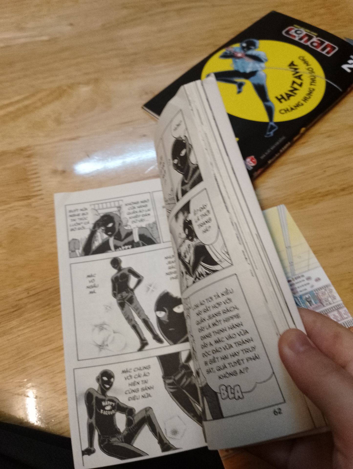 Có card, đẹp nhưng không được bọc kĩ nên gây đến việc bị xước với cong truyện