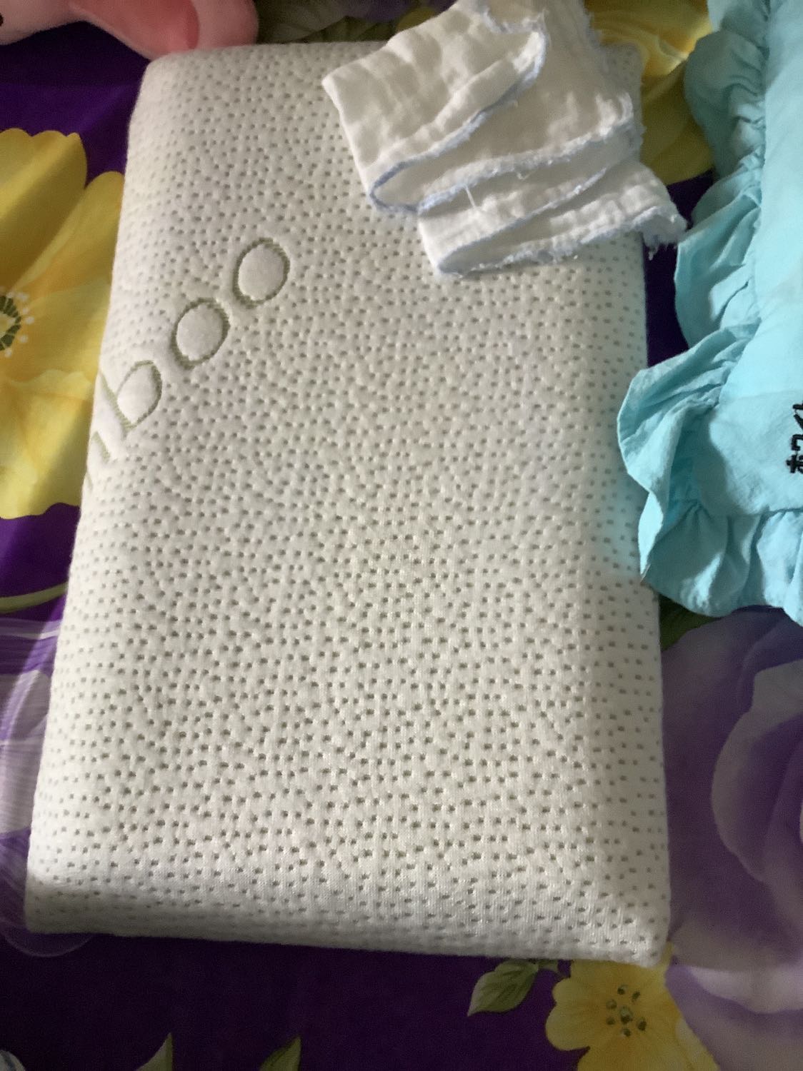 Gối mềm, bao gối dày thấm hút tốt, ruột gối có lỗ thoáng khí, nhưng ko giúp được gì nhiều trong việc đổ mồ hôi đầu, gối này có vẻ chống ngạt ok, bé nằm ko bị lún, lăn qua lại ok