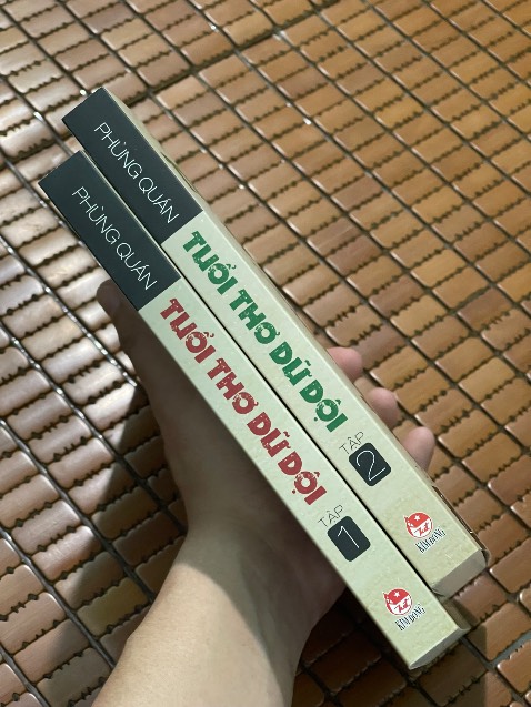 Đơn vị giao hàng nhanh, riêng bên Tiki hỗ trợ đổi sản phẩm khi sản phẩm bị lỗi, đã khiến mình cực kì hài lòng. Sẽ mãi ủng hộ nền tảng Tiki. 
Tuổi thơ dữ dội của tác giả Phùng Quán. Đây là một tác phẩm nói về chủ đề chiến tranh tại Việt Nam, trong giai đoạn chống lại thực dân Pháp. Xuyên suốt câu chuyện là hành trình của các bạn nhỏ tham gia vào Vệ Quốc Đoàn, trong đội Thiếu niên trinh sát. Thông qua tác phẩm chúng ta có thể phần nào đó hiểu được sự khốc liệt của chiến tranh, những hi sinh lớn lao của biết bao thế hệ đi trước. Tất cả vỉ một mục tiêu chung “Quyết tử cho Tổ quốc quyết sinh”. Cảm ơn tác giả đã viết nên tác phẩm để cho các thế hệ sau này có thể hiểu được hoà bình ngày nay là công lao to lớn của thế hệ đi trước đã hi sinh.