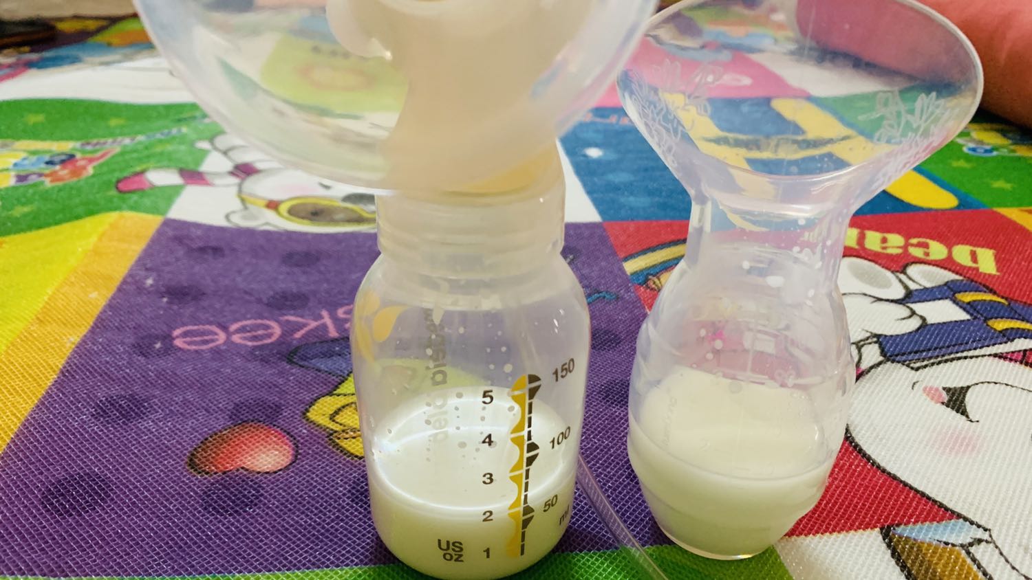 Nên mua nha mọi người, mình lười hút 2 bên bằng máy, lỉnh kỉnh, nên 1 bên hút 1 bên dùng cốc hứng, tốc độ ra sữa ngang ngửa máy luôn. Nhưng hứng xong nên dùng máy vắt thêm khoảng 10-15p cho kiệt sữa nhé. Nên mua nha mọi người, mình lười hút 2 bên bằng máy, lỉnh kỉnh, nên 1 bên hút 1 bên dùng cốc hứng, tốc độ ra sữa ngang ngửa máy luôn. Nhưng hứng xong nên dùng máy vắt thêm khoảng 10-15p cho kiệt sữa nhé.