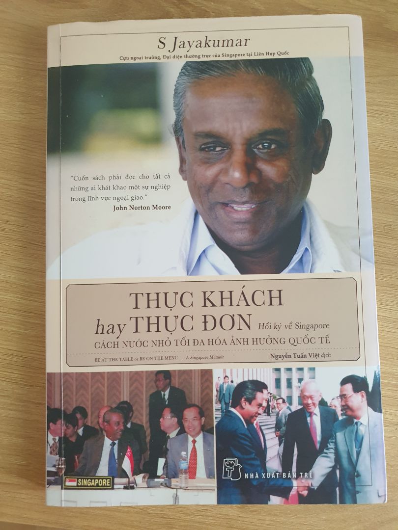 Sách hay. Tuy là hồi ký nhưng tác giả không đi sâu vào nhưng câu chuyện quá cá nhân mà tập trung vào những giá trị, kinh nghiệm mà ông từng trải. S Jayakumar xứng đáng là một chính trị gia, học giả lỗi lạc. Sách cũng thích hợp cho các độc giả đang tìm hiểu nền chính trị Singapore. Gấp quyển sách lại, bạn sẽ hiểu phần nào lý do tại sao đảo quốc non trẻ này thành công đến vậy.