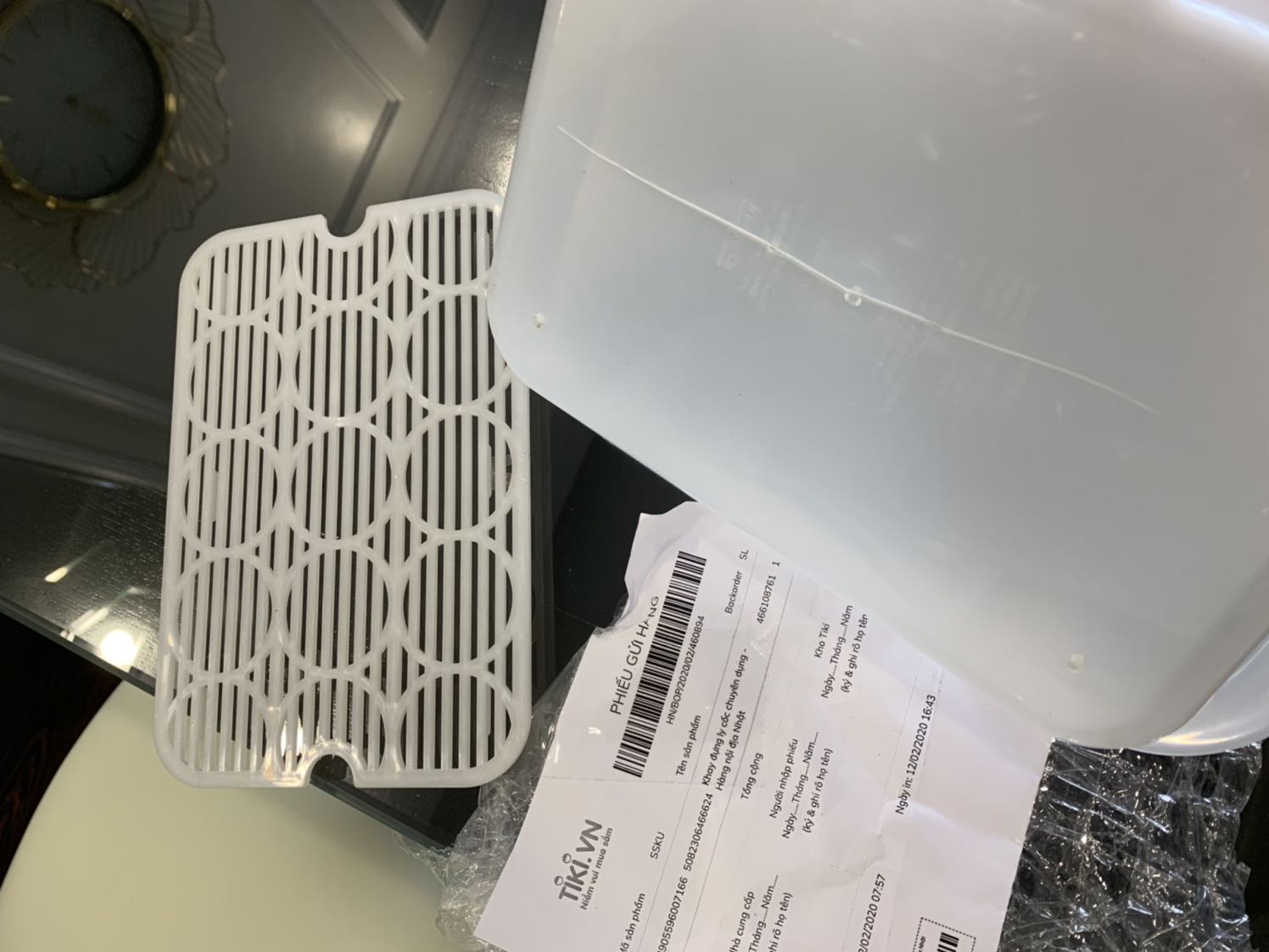 Hàng vỡ mà lại giao cho khách. Đề nghị đổi cho mình khay đựng mới và lành lặn.