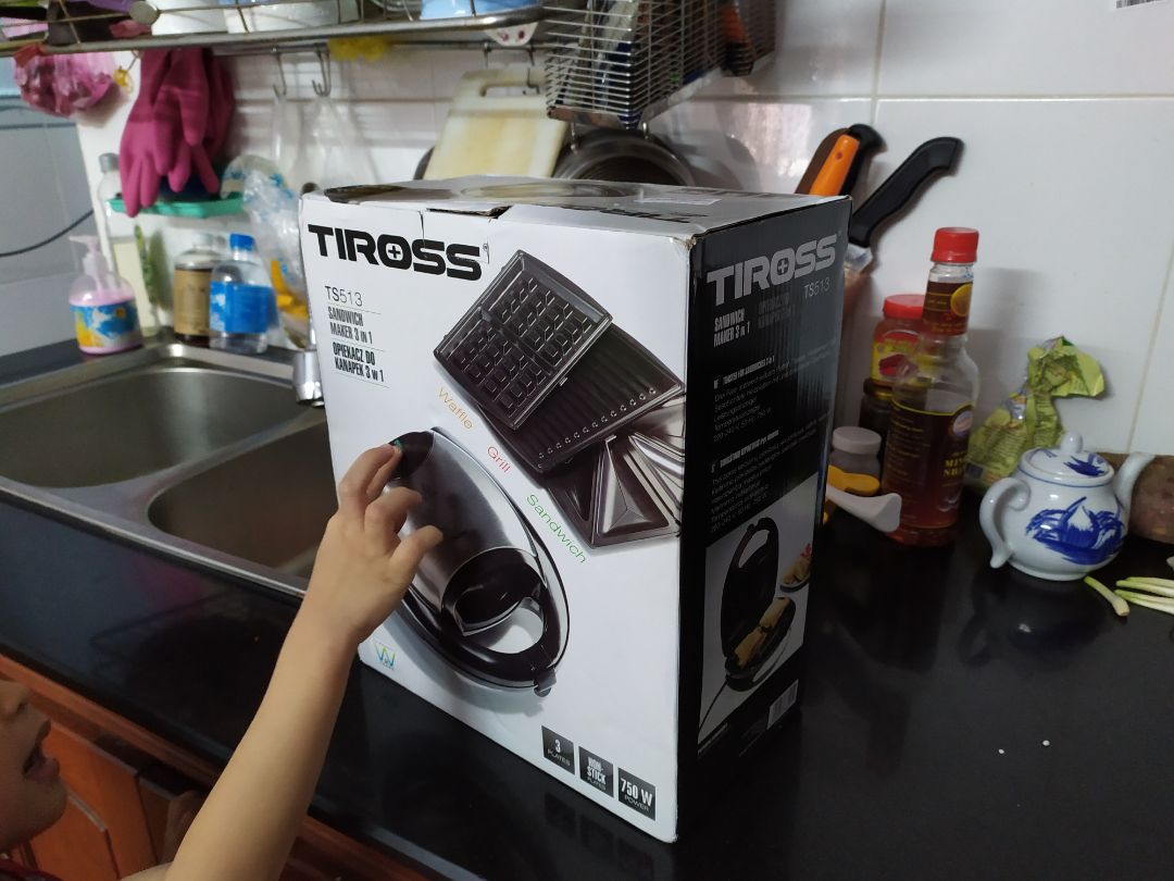 máy nhận nguyên đai nguyên kiện, phiếu bảo hành đầy đủ.
ban đầu mình cũng băn khoăn cái này và cái Philips. nhưng mình quyết định mua cái này vì có 3 khuôn khác nhau, có thể làm nhiều loại bánh hơn. thao tác thay khuôn cũng đơn giản.
làm bánh bán đầu hơi có mùi khét máy mới, nhưng 1 chập thì hết nghe mùi
mình mới thử nướng sandwich, bánh nóng giòn tan. chín vàng đều 2 mặt. Ăn ngon!
hiện tại rất hài lòng! chưa biết độ bền ra sao.