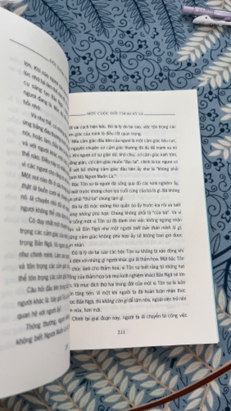 Sách khá dày , hơn 300 trang . 
Thật sự sách khá hay , một góc nhìn , tôi là ai ? Tôi và những người khác , sự việc như thế nào!