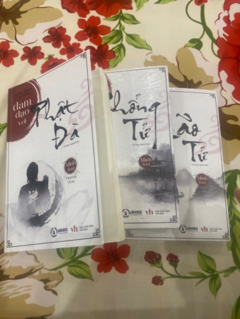 Tiki giao khá nhanh, đóng gói kĩ. Còn về mặt nội dung sách, mình mới xem quyển Phật Đà thôi, có điều, phần dịch rất nhiều từ Hán Việt khó gặm, nhiều từ khá chuyên môn nhưng lại không có giải thích (hoặc có vẻ người dịch cũng không hiểu nó là gì?). Có vẻ mấy cuốn này ít nhiều phải có kiến thức nền mới hiểu được chút. Tiki giao khá nhanh, đóng gói kĩ. Còn về mặt nội dung sách, mình mới xem quyển Phật Đà thôi, có điều, phần dịch rất nhiều từ Hán Việt khó gặm, nhiều từ khá chuyên môn nhưng lại không có giải thích (hoặc có vẻ người dịch cũng không hiểu nó là gì?). Có vẻ mấy cuốn này ít nhiều phải có kiến thức nền mới hiểu được chút.