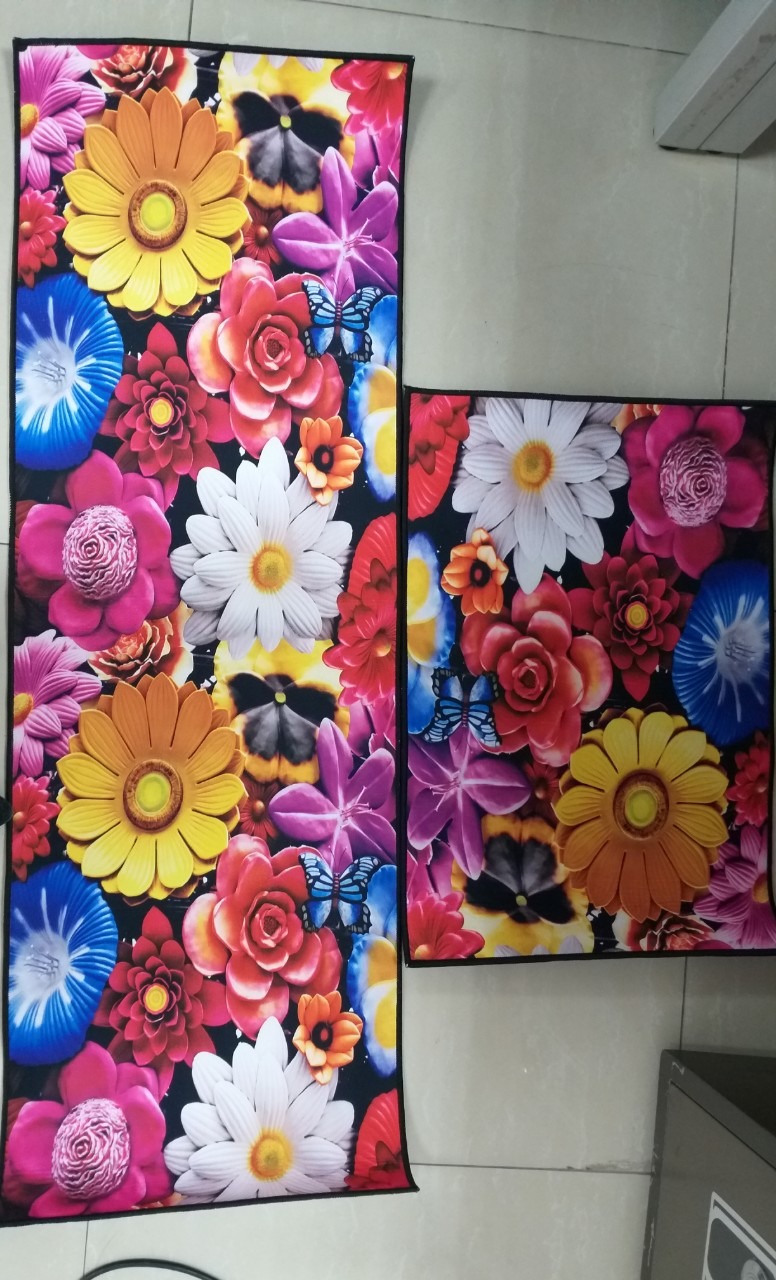 Sản phẩm mình nhận khác hoàn toàn về chất lượng, hình thức, mẫu mã. Mặc dù shop có thông báo là sản phẩm sẽ được giao ngẫu nhiên về họa tiết và mầu sắc nhưng vì tất cả các mẫu ảnh shop đăng đều đẹp, màu đơn sắc, họa tiết trang trí nhỏ nên mình yên tâm đặt vì có giao màu nào cùng đẹp. Thực tế, cái mình nhận được thì vô cùng lòe loẹt, là dạng thảm xốp, bọc vải thun xốp. Túm lại, khác hoàn toàn so với thông tin, hình ảnh shop đăng bán. Yêu cầu Tiki hướng dẫn mình trả lại hàng và được hoàn tiền. Đây là ảnh thực tế.