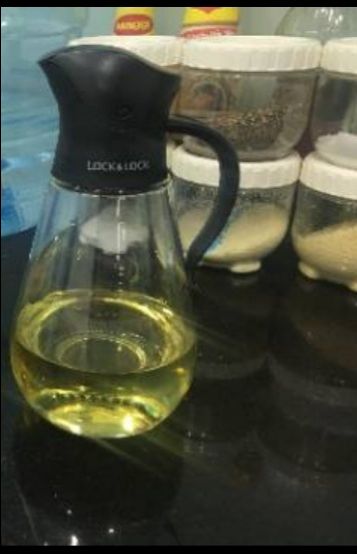 Bình rất đẹp, để lên bếp sang hẳn. Nhưng giá vẫn quá chát với một bình thủy tinh. Bình nhỏ, ko đựng đủ 1l dầu. Đổ vô một nửa, còn nửa lại bỏ vào chai như cũ. Nắp rất là lỏng lẻo. Có phần hở nhỏ, ko biết để lâu có côn trùng hay con gì bò vào hay ko. Mà bò vào, ko lẽ lại đem bỏ bình dầu. Nắp nhựa rất bự, và nó vẫn là bằng nhựa. Một điểm mình rất bự. Phần nắp nếu bị dơ, muốn rửa sẽ rất khó với phần đầu bự như vậy. Nói chung, mình thấy tiếc tiền.