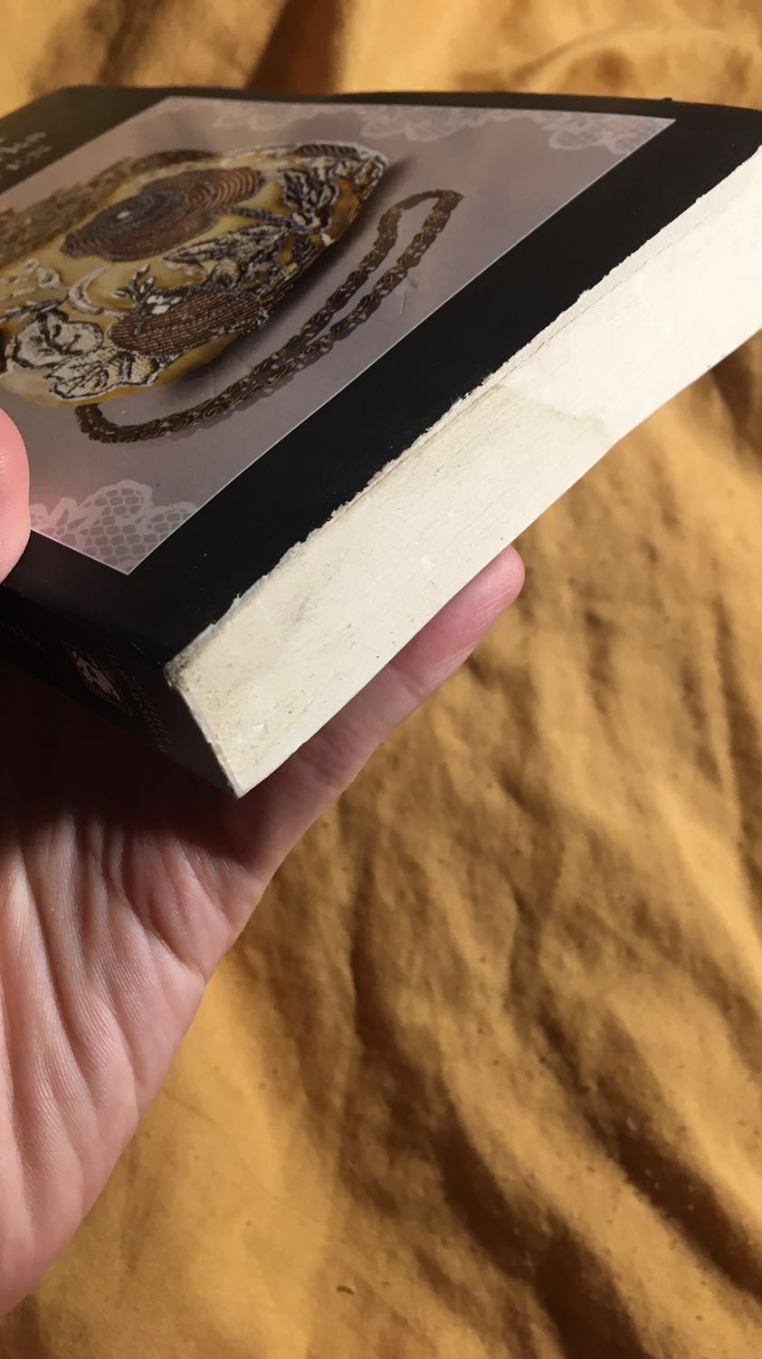 Không hiểu sao bọc r mà cuốn sách vẫn bị bong tróc lởm chởm ntn. Mình mua sách mới chứ có phải sách cũ đâu