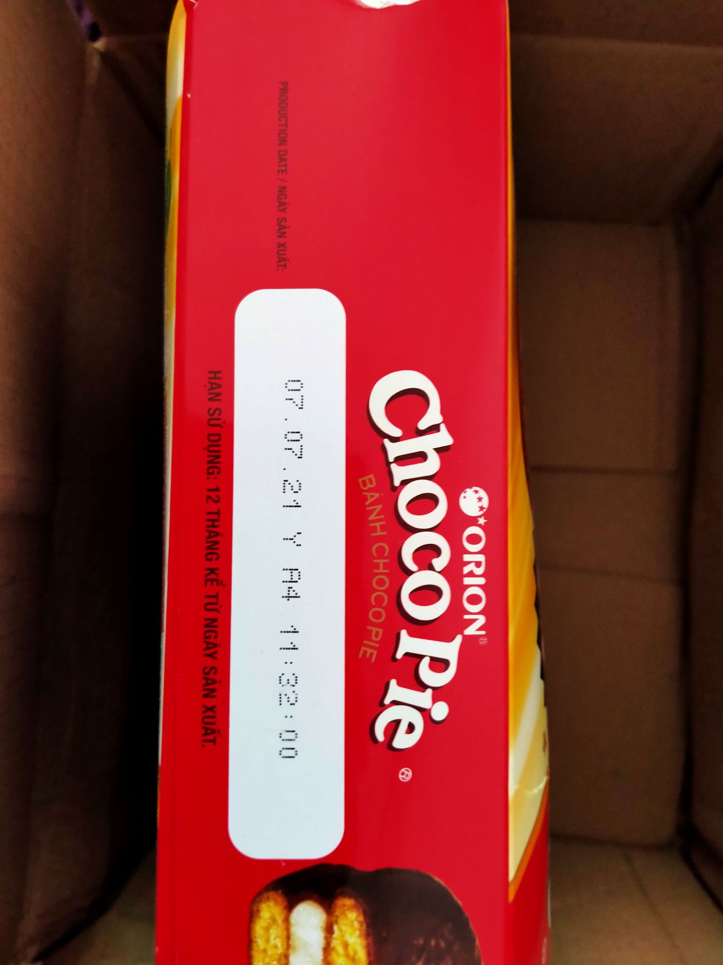 Giao tầm 3 gì đó, lúc nhận hàng hộp bị móp là mình biết bánh có khả năng bị dập. May mà mở ra chỉ móp 1 ít, bánh trong chỉ bị xẹp 1 tí. Hạn thì còn rất lâu, hộp bánh này là hàng mới sản xuất trước ngày mình đặt hàng tầm 1 tuần thôi. Còn bánh thì khỏi nói ngon nhưng dạo này mình cảm thấy vị ngọt đọng lại trong miệng hơi làm lưỡi mình bị ngấy và rát, kiểu ngọt quá. Chắc do lớn rồi không thích ăn ngọt nhiều như ngày xưa.