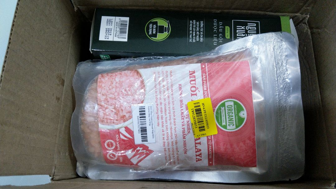 Muối ăn có vị ngọt, không mặn chát như muối bt. Chỉ tiếc là phần đóng gói chỉ có 1 túi là có kèm phiếu giao hàng và trong đó cũng chỉ ghi số lượng 1, còn 1 gói kia bỏ ngoài và không có phiếu giao sp. Không biết như vậy là gói kia ở đâu giao và có đúng sp thật không? nhưng nhìn bao bì bên ngoài thấy cũng giông và mình tin tưởng Tiki nên mình vẫn ok.