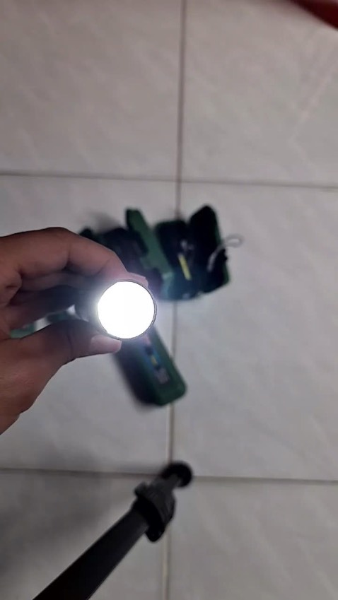 Đèn pin giá hạt dẻ, mà rất tinh tế nhỏ gọn để cầm tay mang theo để trong túi hoặc trên ô tô khi cần rất tiện. Giao hàng trong tp hcm nhanh.