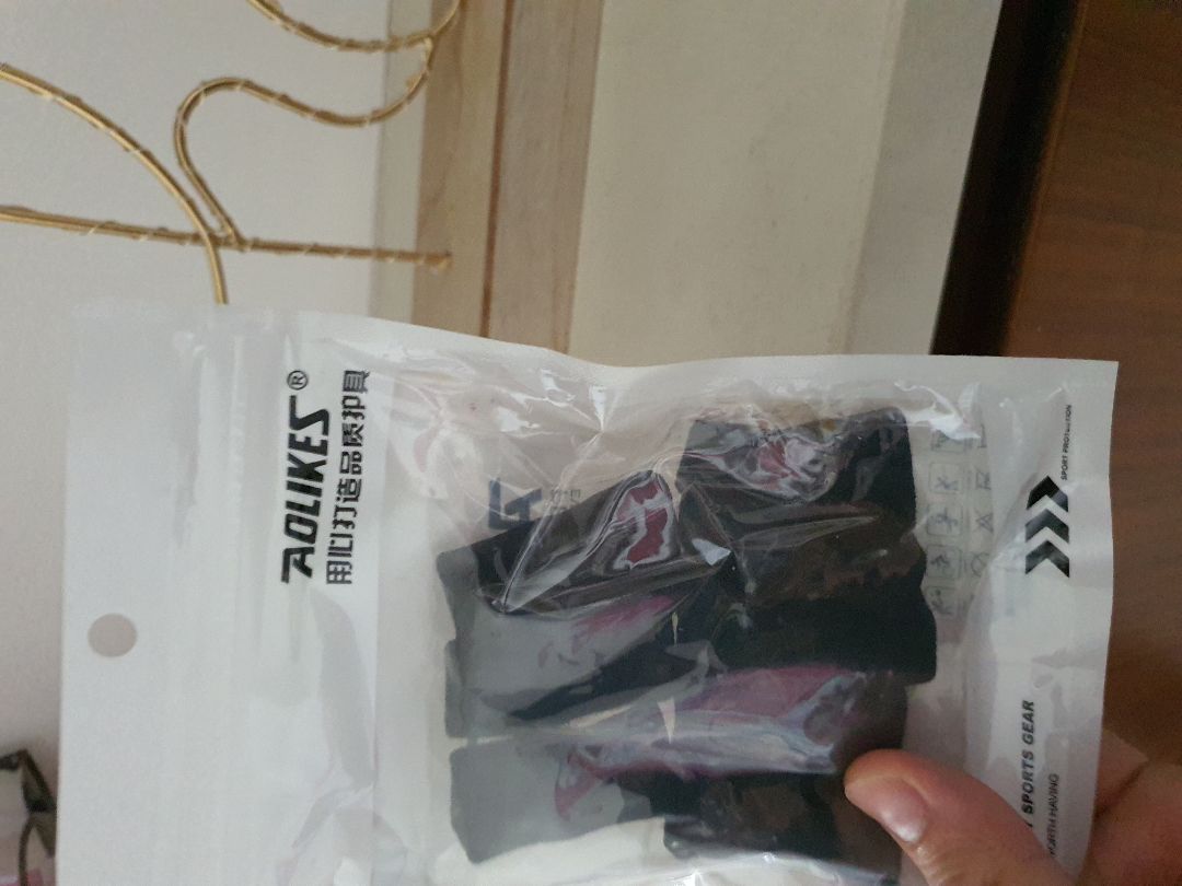 đeo ok. ngón tay ko bị quá căng. nhưng chỉ đeo 1-2 ngón chứ đeo cả 5 ngón thì ko còn cảm giác dằn bóng