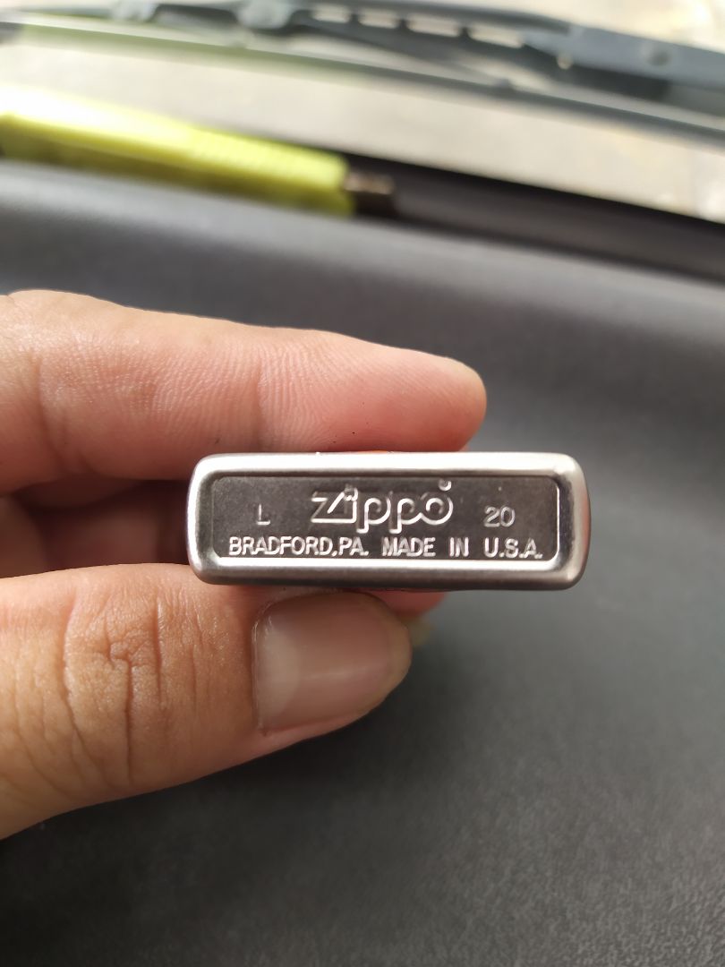 zippo ko đúng như hình.vỏ với ruột ko trùng mã zippo ko đúng như hình.vỏ với ruột ko trùng mã