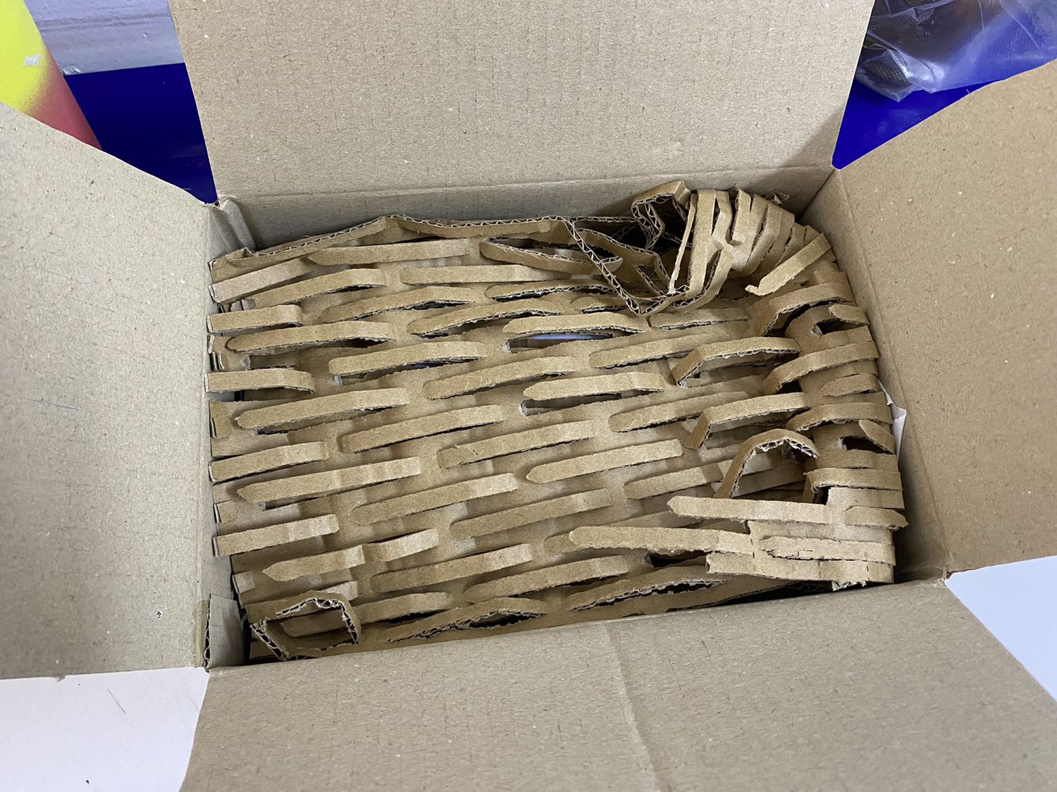 Giao nhanh. Đóng gói kỹ lưỡng, đầy đủ sách hướng dẫn. Âm thanh chỉ vừa đủ nghe. Thích hợp không gian nhỏ. Kích thước nhỏ gọn phù hợp rất dân văn phòng. Có kẹp để gắn vào cạnh của màn hình.