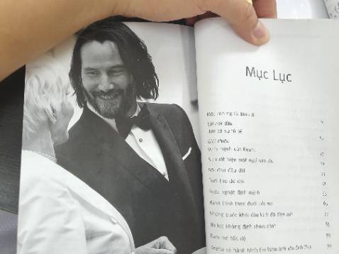 Chất liệu giấy đẹp , thiết kế đẹp, phần cuối sách còn có nhiều hình ảnh in màu về Keanu trong đời thực cũng như trong một số bộ phim.

Còn về nội dung thì mình phải đánh giá khách quan rằng "ko có gì ấn tượng". Là một người hâm mộ anh (trong hàng ngàn, vạn người hâm mộ khác), chắc ai cũng từng nghe qua về sự tử tế, giản dị của anh trong đời sống qua một vài hình ảnh, câu chuyện xuất hiện trên MXH hay Youtube ... Cá nhân mình mong chờ nhiều hơn, sâu hơn, thậm chí là kịch tính hơn về cuộc đời Keanu, qua một cuốn sách gọi là 'MA TRẬN CUỘC ĐỜI - như lời đề tựa của chính tác giả hay nxb' này. 

Nhưng không, 90% nội dung sách chỉ giống như sự THỐNG KÊ quá trình mà Keanu bắt đầu va chạm với sự nghiệp, đóng phim gì, tiếp xúc với ai, phim kinh phí lớn hay nhỏ (chắc ít nhất phải trên 5 chục phim được nêu tên và phim nào cũng nhắc đến vấn đề tiền ít hay nhiều ..:))) ), rồi thì trích dẫn lại 1 vài câu trả lời phỏng vấn của anh trên các tờ báo (cũng phải vài chục cái tên báo, từ danh tiếng đến lá cải được nhắc đến trong sách)...

Qua cuốn sách thì mình thấy rằng bản thân tác giả hầu như cũng "chẳng biết gì về Keanu" (và có khi là còn chưa bao giờ tiếp xúc). Ông chỉ làm 1 việc đơn giản là thống kê tiểu sử, nhặt báo này báo kia 1 tí ... rồi ráp nó lại. Tóm lại cũng chỉ là viết lại những thông tin mà NGƯỜI KHÁC đã viết. 

Vì vậy, đọc xong cuốn sách bạn sẽ thấy ko có nhiều cảm xúc đọng lại, ko có chi tiết nào được khắc sâu, cũng như hầu như "không hiểu thêm được gì nhiều" về con người thực của Keanu Reves cả. Hy vọng trong tương lai sẽ có một cuốn Tự Truyện được chính anh viết khi anh rời ra ánh đèn sân khấu.