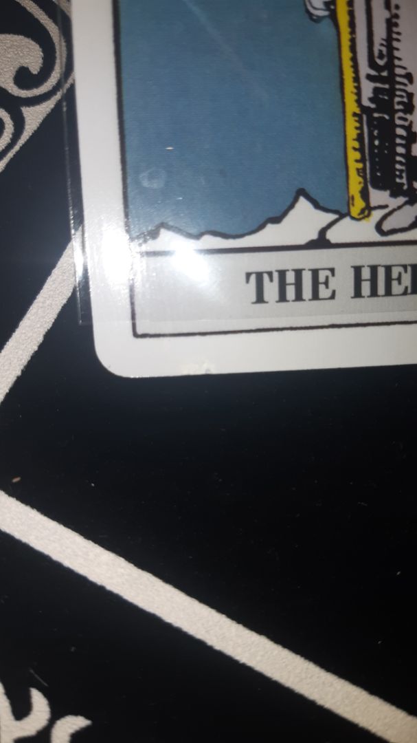 có 1 lá bài bị tróc. nhưng đổi trả rất mệt và rắc rối. mình không thích đổi. dù s vẫn chấp nhận được