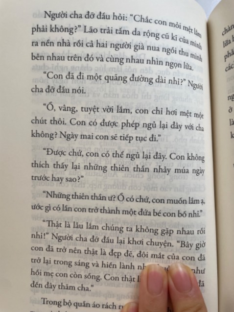 Khi mình mở hàng thì vì đóng gói nên bị cấn 1 góc bìa sách ở phía trên mn ạ

Mình không biết đây có phải là SÁCH THẬT hay không nhé vì mình đọc câu văn hơi lủng củng ấy. Rất nhiều câu bị lủng củng ý luôn ấy. Mình lấy ví dụ ở trang này vừa xưng Cha và vừa xưng Bố, "người lữ hành ngồi gục bên cạnh người bạn già", mình thấy dịch chủ thể nhân vật bị khác với hoàn cảnh thực tế.

Mọi người nên cân nhắc khi mua nhé ạ!!