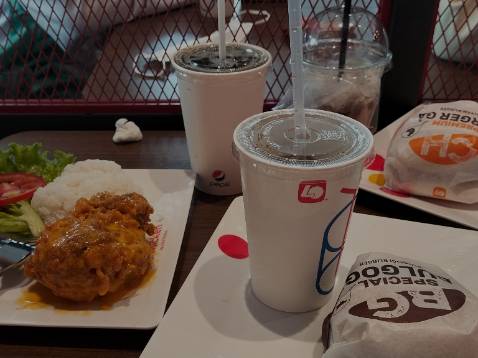 đóng gói rất kĩ nha huhu, truyện thì xinh vch chỉ trừ -1 điểm làm t không vui nhất là standee không nhét vào chân dựng được. đi tìm feedback của các bạn khác đều thấy người ta nhét vô được là sao???