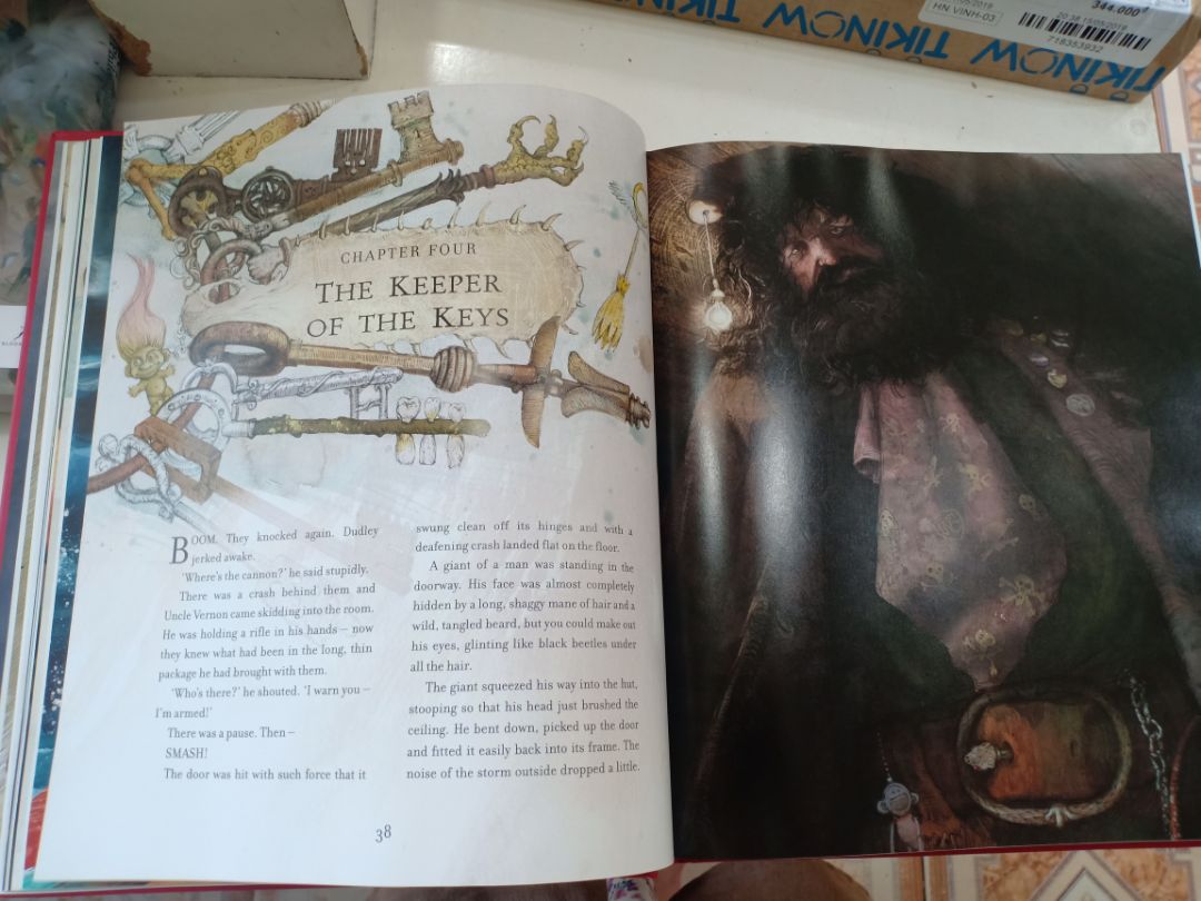 Mình đã mua tập 2 và 3, giờ tậu được e này đúng đợt sales mạnh cũng hơi lo về chất lượng. Tuy nhiên khi nhận được sách thì ưng quá là ưng luôn ấy. ? Quyển này mùi sách thơm nhẹ, không bị hắc như tập 3, hình ảnh thì sinh động, cầm chắc tay, sang trọng. Mình cứ ôm lấy quyển sách rồi hít hít say mê y hệt như mấy ông nghiện mà vớ được cần sa ấy. ?