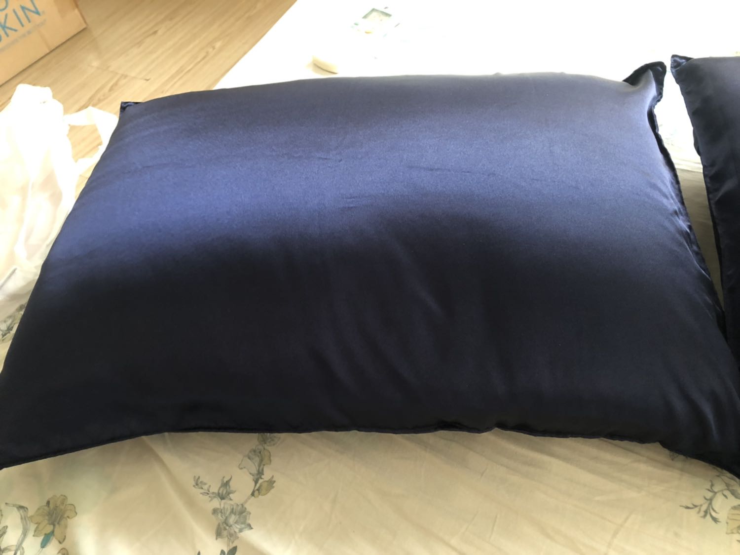 Gối to, êm, nặng. Ruột gối sờ cảm giác mịn tay. Đóng gói đẹp. Mình rất thích. Cửa hàng giao hàng khá nhanh. Mua được giá ưu đãi nữa. Sẽ trải nghiệm 1 đêm với gối mới xem sao.