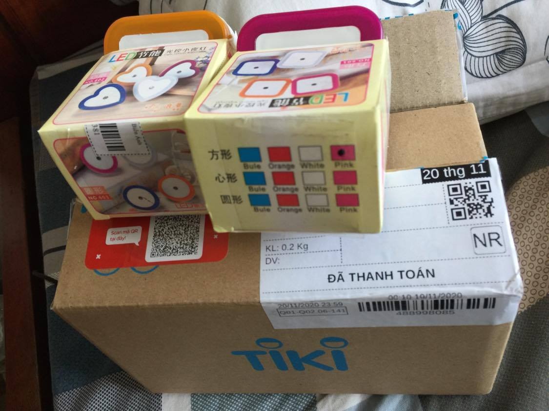 Hàng giao nhanh hơn dự kiến. Bao bì nghiêm chỉnh, hàng đúng mẫu, hoạt động tốt (tuổi thọ chưa biết vì mới xài :))
Lưu ý cho các bạn định mua: Đèn có nhiều màu để lựa chọn (hình như 4 màu?). Khi đặt hàng mình không chú ý nên nhận 4 đèn, có 3 đèn màu hồng và một màu cam. Mình vẫn ưng ý nhưng nếu được 4 màu khác nhau thì thích hơn :)
Bù lại hộp gói hàng của mình có một mã QR giảm giá khi mua hàng tiếp sau này...