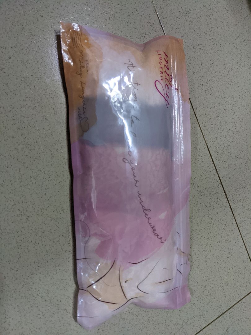 Mình mua đi mua lại set đồ lót này rồi, chưa tìm được loại nào ưng hơn. Chất ren đẹp, không co giãn nhiều nên mọi người nên mua lên size. Nhưng mặc đảm bảo ưng, ko hằn vết đâu nhé.