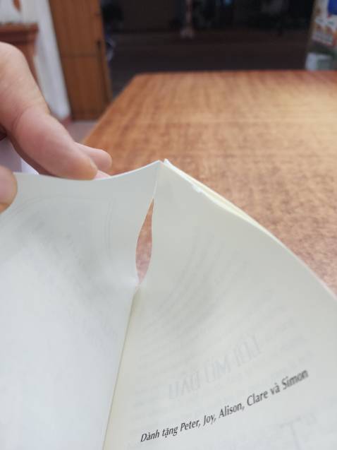 Chưa biết nội dung các thứ bên trong như nào, mua sách của tiki nhiều lần r, lần đầu gặp lỗi dính trang như này, o ảnh hưởng quá nhiều đến sách nhưng nhìn có vết khám nham nhở và hơi hoang mang sợ tách trang mạnh nó rách sách