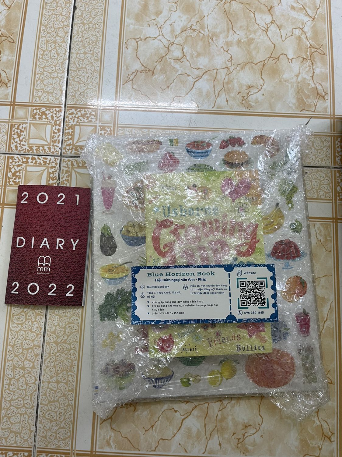 Sách được gói cẩn thận. Giao hàng đúng hẹn. Tiệm sách có các sách của Usborne mình thích tuy nhiên giá thường cứng theo giá bìa. Chờ tiệm giảm giá thường khá lâu. Mong rằng tiệm chịu giảm giá thường xuyên và nhiều hơn nữa.