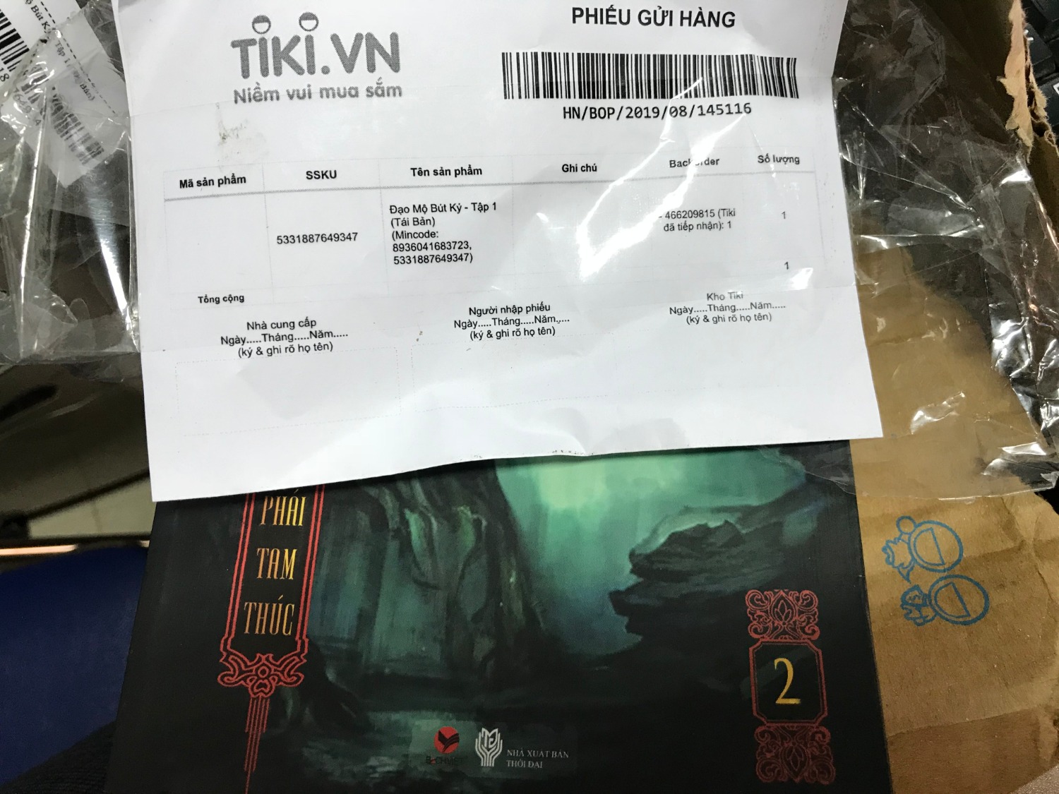 Mình rất ưng quyển Cổ tích Việt Nam này, mình đặt chung với quyển 1 Đạo mộ bút ký nhưng Tiki tách đơn hàng thành 2 đơn hàng, quyển này nhận trước, đang rất phấn khởi thì nhận được gói hàng quyển Đạo mộ bút ký, trả tiền rồi mới mở ra xem thì hỡi ôi... là quyển 2. Tiki sao có thể nhầm lẫn từ quyển 1 thành quyển 2 được. quyển 2 mình đã mua của tiki rồi, giờ tiki tồn quyển 2 nhiều lắm hay sao là trám cho khách hàng như thế. Thất vọng chồng chất khi mà đã điện thoại, đã gửi *** phản ánh, bảo là 2-3 ngày sao sẽ có nhân viên thu hàng lại mà chờ hoài, chờ mãi. Quyển sách đâu có bao nhiêu mà tiki phải làm thế nhỉ :(