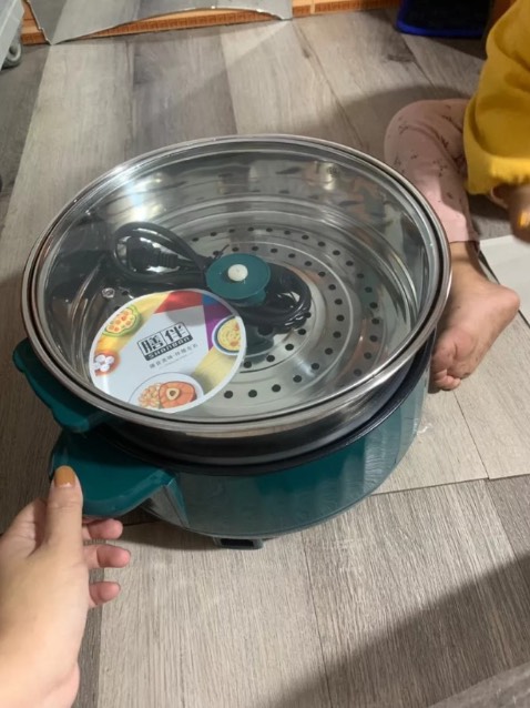 Đặt hộ cô hàng xóm nên k có ảnh,nồi đẹp giá rẻ dùng tiện lợi cô hàng xóm cứ khen mãi.cảm ơn shop ạ. Giao hàng cũng nhanh tiến độ,nồi khá đẹp.
Ăn lẩu 2-3 người là vừa. Đôi khi nấu chỉ cẦn nồi này là đủ!