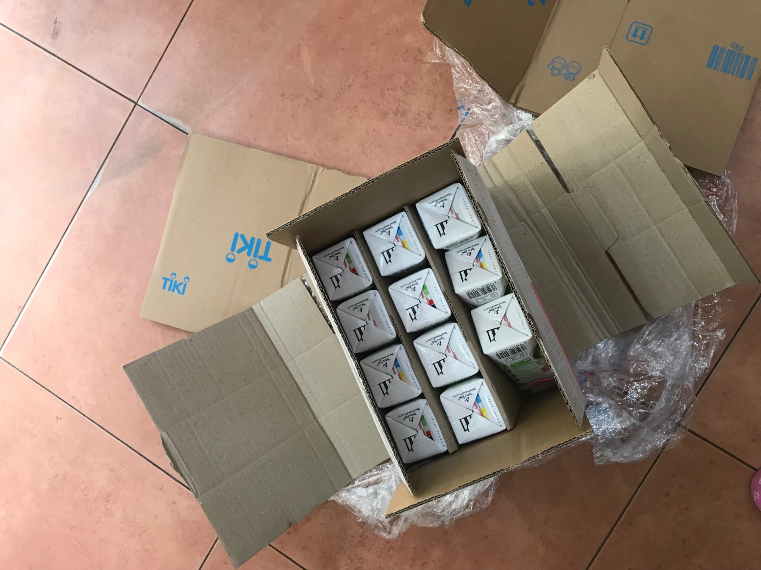 Không biết do bên người bán đóng hàng hay bên vận chuyển nhưng đơn hàng của mình khi mở ra thì thùng hàng bên trong (ko phải thùng tiki) đã bị bóc và thiếu một sản phẩm nên rất không hài lòng. Còn về chất lượng sản phẩm thì đã dùng bên ngoài trước đó và hài lòng nên đặt mua.