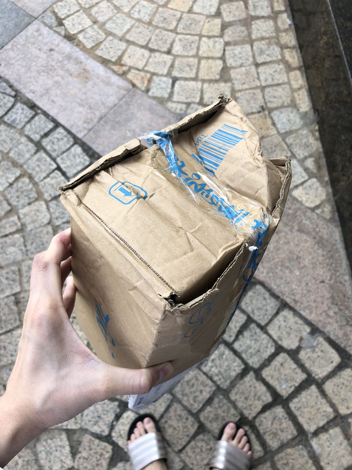 Hộp giao bị móp tùm lum khiến cho cho sản phẩm bên trong cũng bị móp. Cũng may là ruột là miếng dán mụn mỏng nên ko bị hỏng vẫn dùng được. Tiki chú ý vận chuyển giúp mình. Hộp giao bị móp tùm lum khiến cho cho sản phẩm bên trong cũng bị móp. Cũng may là ruột là miếng dán mụn mỏng nên ko bị hỏng vẫn dùng được. Tiki chú ý vận chuyển giúp mình.