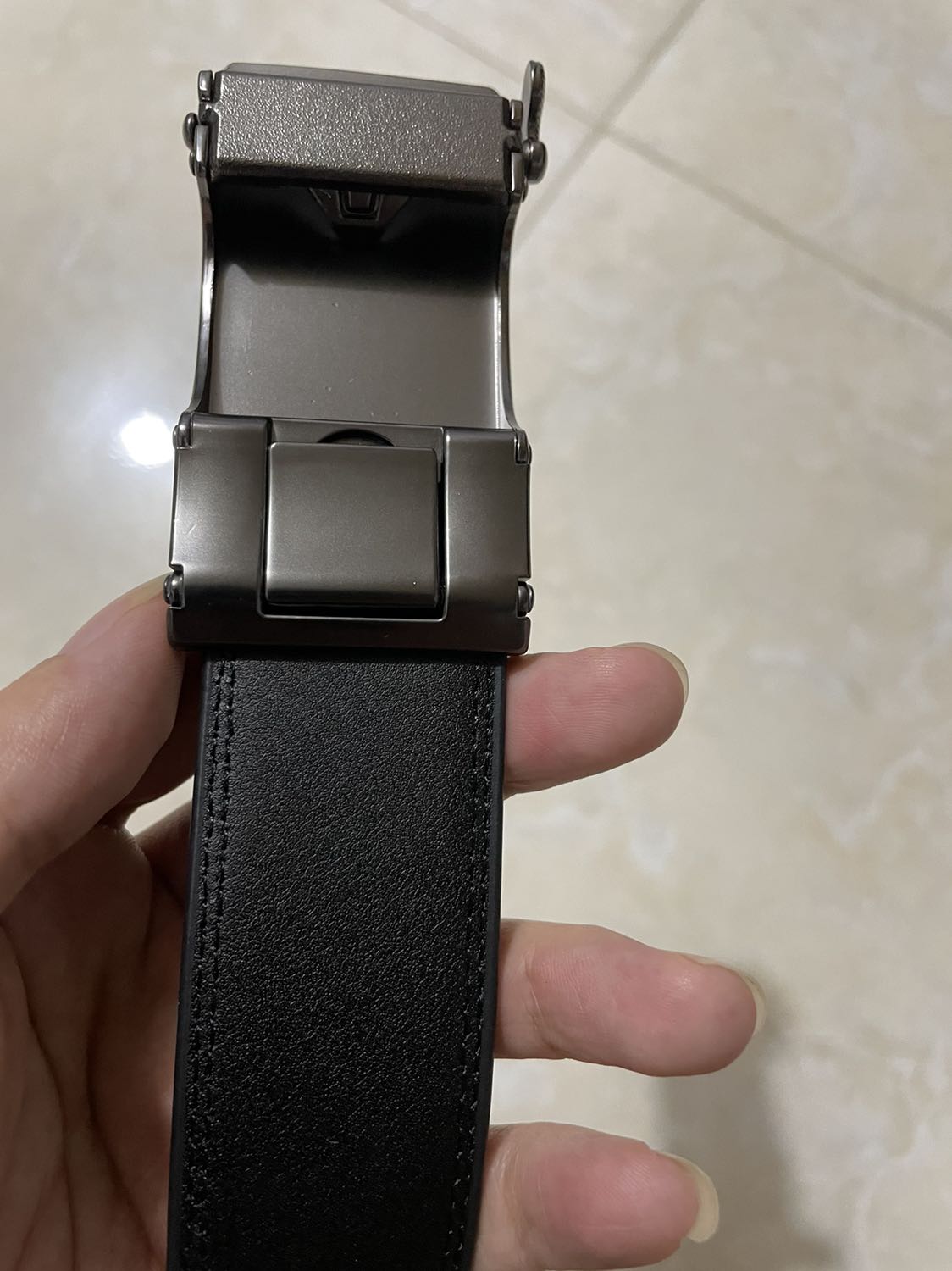 Hàng ổn trong tầm giá, mặt mới nên nhìn khá ổn, lâu thì không rõ. Phần răng khoá làm dài về phía mặt tầm 5-7cm nữa là đẹp khỏi phải cắt. Mua giá sale 159k thanh toán giảm 50k nữa, vậy là 110k cho sản phẩm này ok.