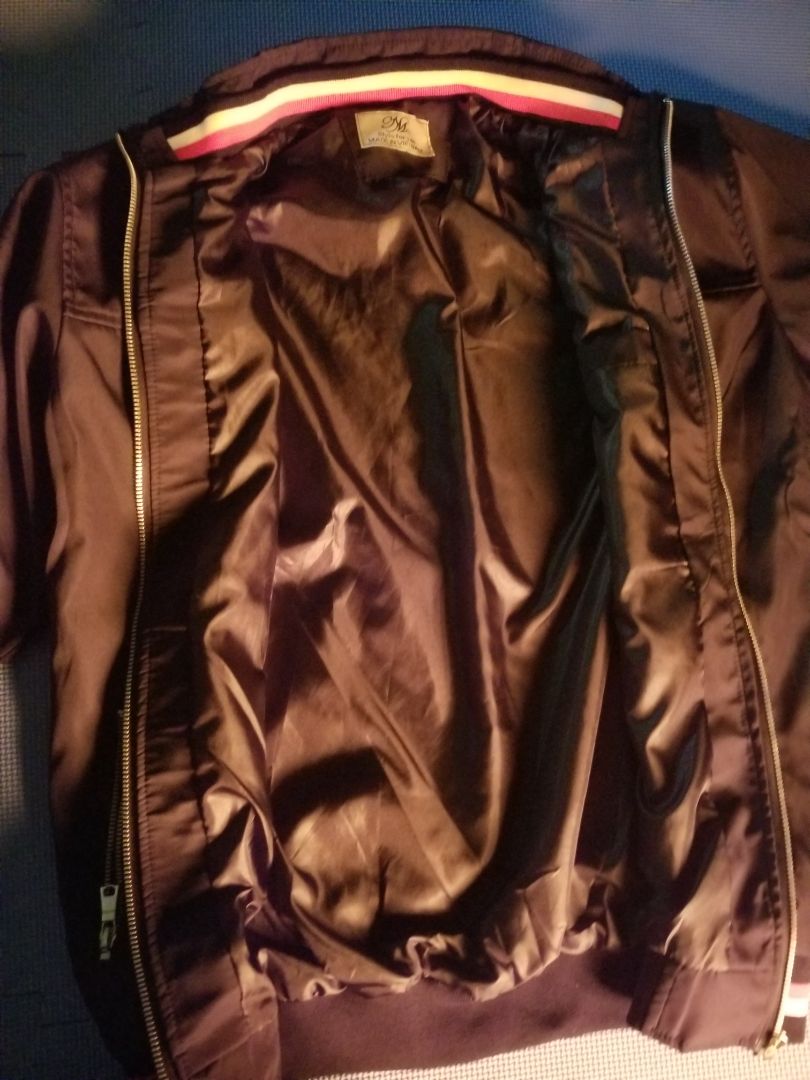 Sản phẩm cực đẹp..quá tuyệt vời trong tầm giá.. mặc cực kỳ thoải mái..mỗi tội móc kéo khóa hơi khó cài..nhưng chi tiết nhỏ có thể bỏ wua