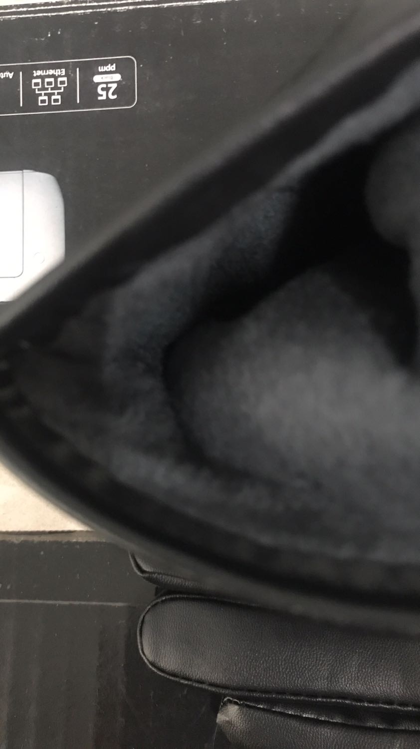 Găng tay da rất ấm áp. Lần đầu tiên mua hàng trên tiki thấy sản phẩm rất chất lượng nên viết nhận xét để mọi người tham khảo. Da rất mềm, bên trong có lớp lông ấm áp. Trời hà nội năm nay lạnh khô đeo quá là ấm luôn. Nhưng kẻ cả mưa thì cũng chỉ cần lau qua đi là ok rồi. Không lo ươt như găng tay vải. Cảm ứng điện thoại thì cứ gọi là trơn nuột. Sản phẩm tốt. Xứng đáng 5 sao.