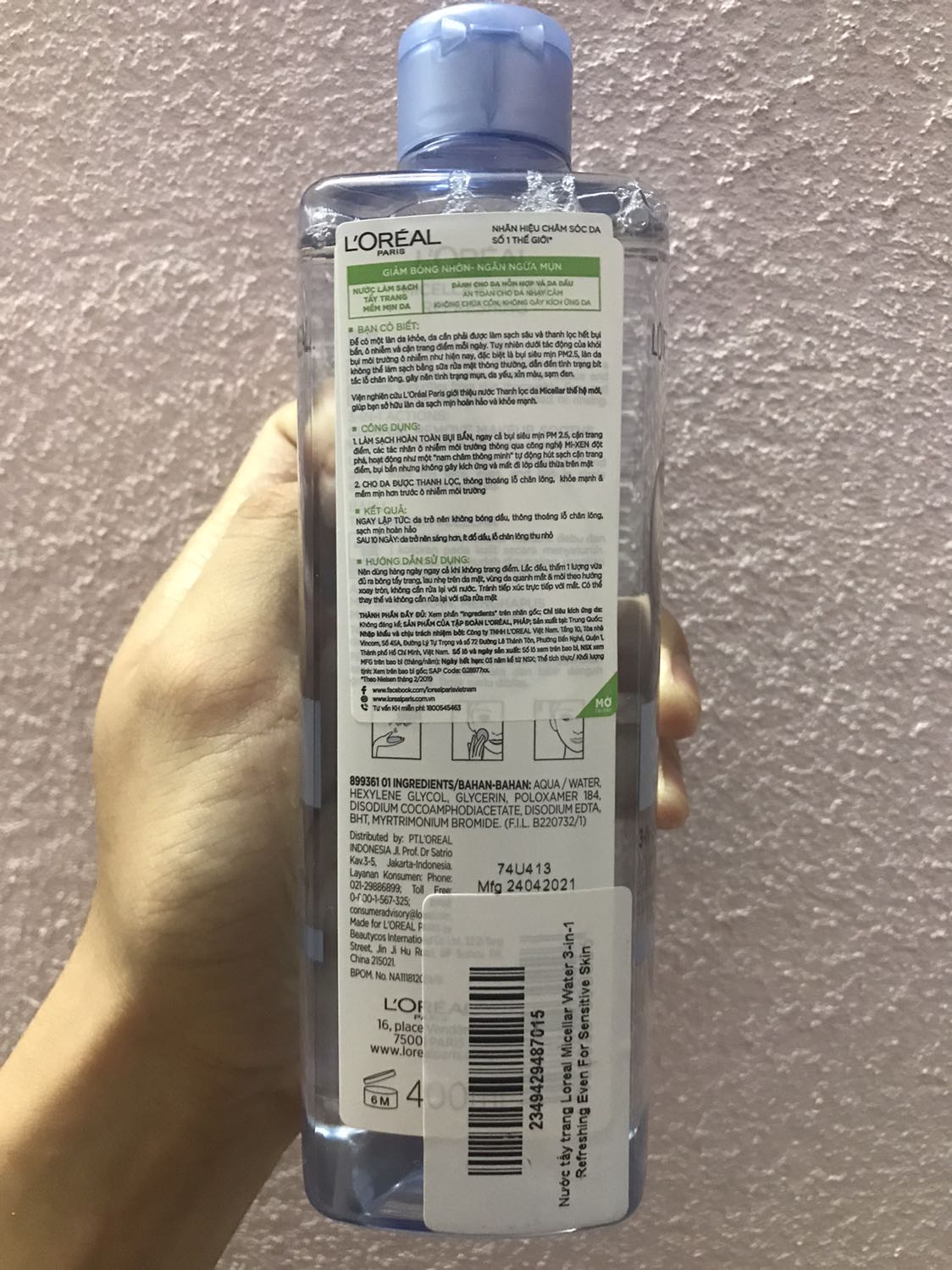 Sản phẩm có kèm theo quà là 1 chai dưỡng da dùng rất mướt. Còn về nước tẩy trang thì dùng lần đầu thấy rất dịu không kích ứng cho da dầu mụn và cảm giác da thì hết dầu, nhờn nhưng không có quá khô căn, thêm nữa bạn nào mua nhầm chai thì cũng đừng quá lo lắng vì chất lương 3 chai là khá tương đồng nhau.